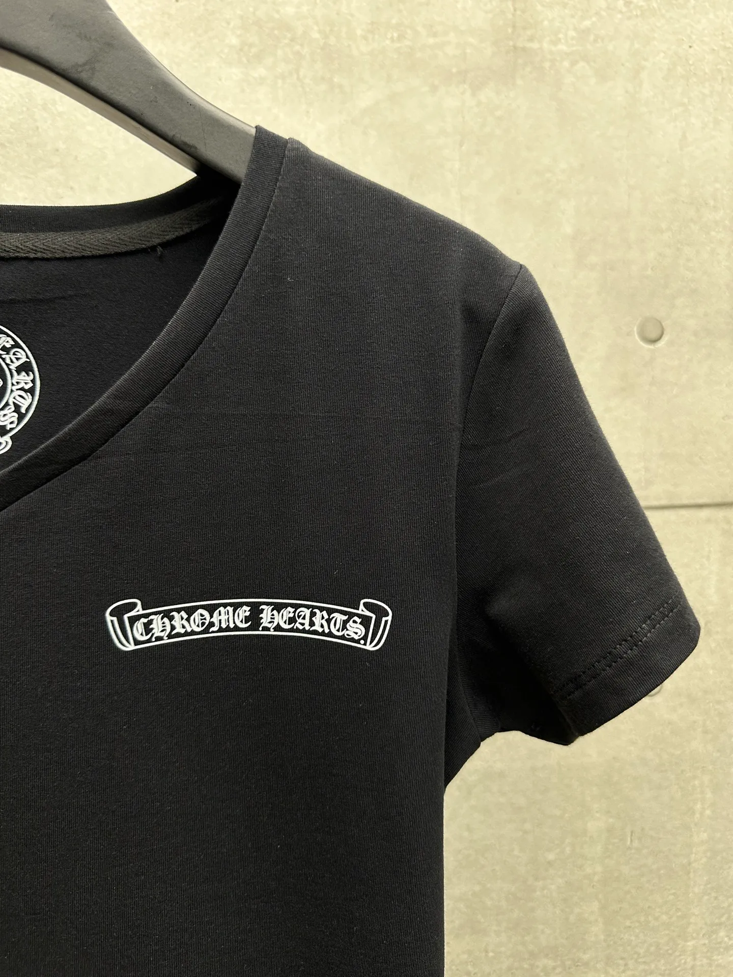 P126 #081 CHROME HEARTS 25SS women's T-shirt Made of 220G original consistent fabric V-neck women's waist style The whole body is made of imported digital direct printing Color: black Size: S M L